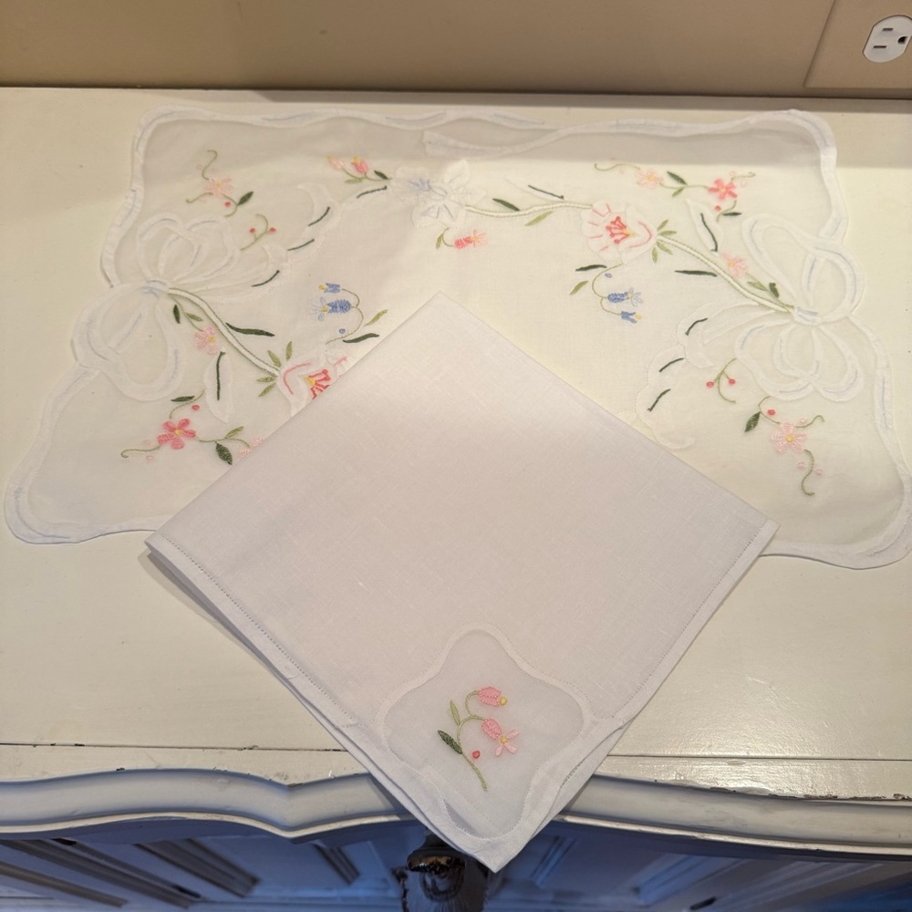 Vintage Embroidered Placemats & Napkins Set of 8 Cottagecore Floral